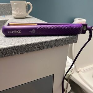 Amika 1 inch hair straightener